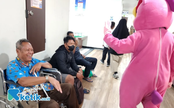 Pasien RSSA Malang Tertawa Lepas, Badut Menyapa dan Hibur Saat Pasien Menunggu Antrean