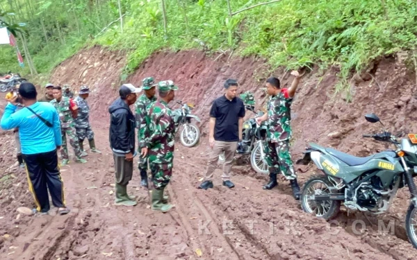 Tinjau TMMD ke-127 Situbondo, Dandim Letkol Inf Tri Wiratno Pastikan Akses Jalan Segera Rampung
