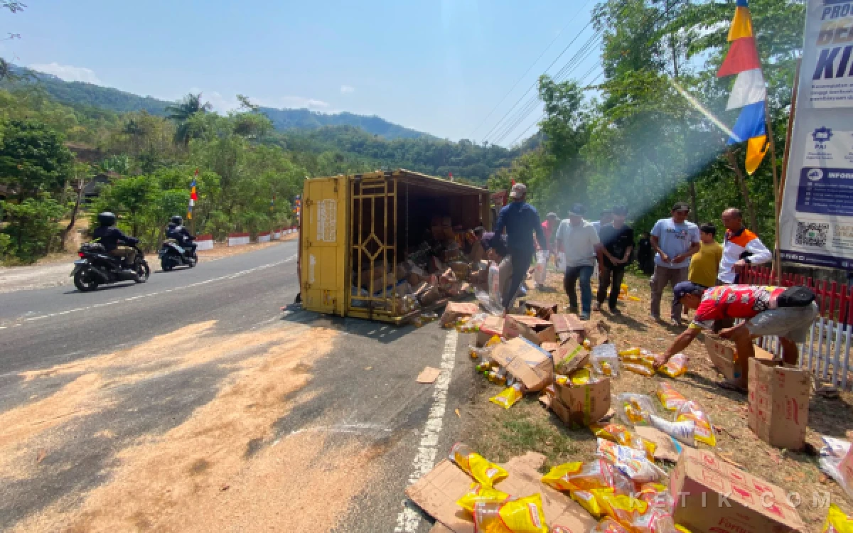 Thumbnail Berita - Muatan Minyak Goreng Tumpah, Truk Terguling Tutup Sebagian Jalur Sedeng Pacitan