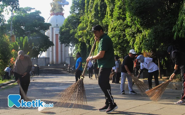 Thumbnail Plt Bupati Sidoarjo Subandi Nyapu Alun-Alun Bareng ASN Pemkab Sidoarjo