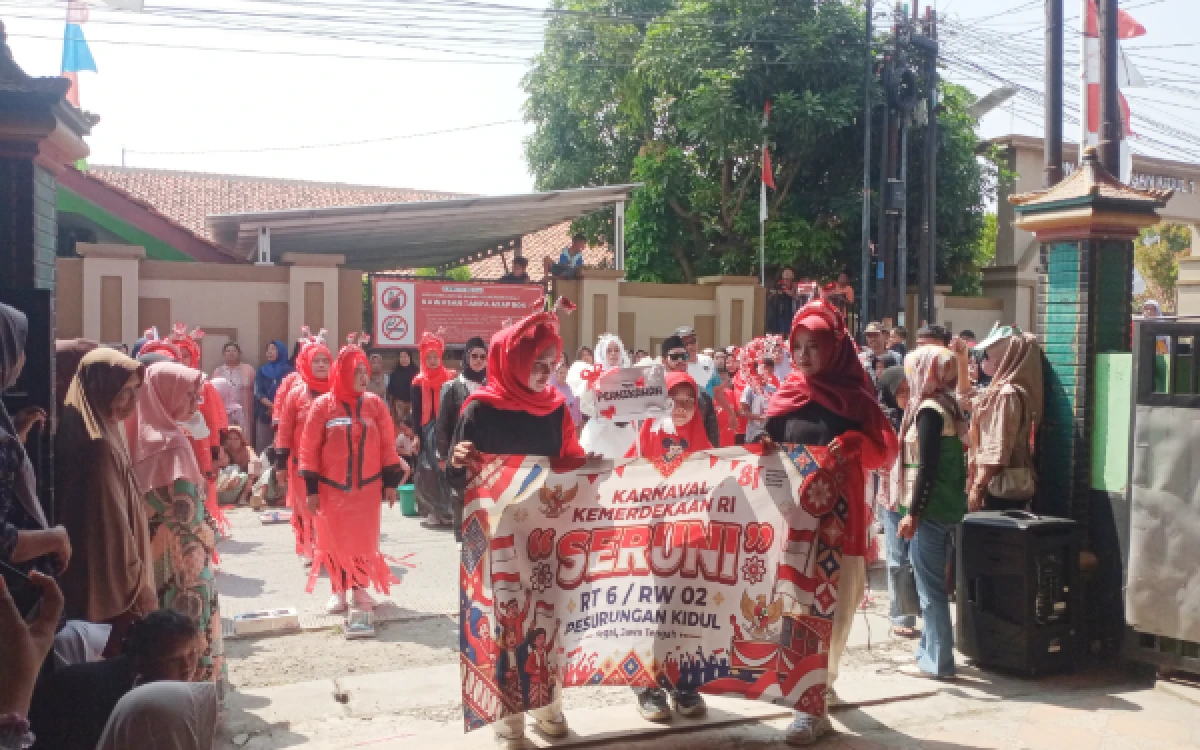 Thumbnail Berita - Semarak HUT ke-81 Kemerdekaan RI, 13 Kontingen Tampilkan Kreativitas di Karnaval Kreasi Pesurungan Kidul Kota Tegal