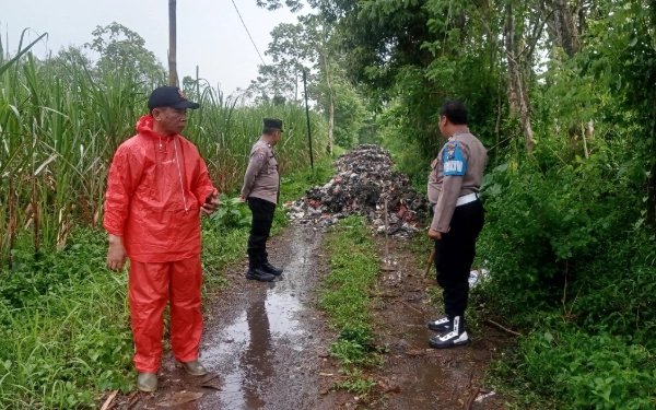 Thumbnail Akses Makam di Malang Tertutup Tumpukan Sampah Misterius, Polisi Cari Pembuangnya