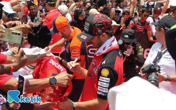 Thumbnail Heboh Mandalika! Serbu Hero Walk, Fans Terharu Foto Bareng Pembalap MotoGP