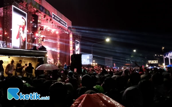 Thumbnail Meski Hujan, Denny Caknan Sukses Hibur Tahun Baruan Warga Kota Malang