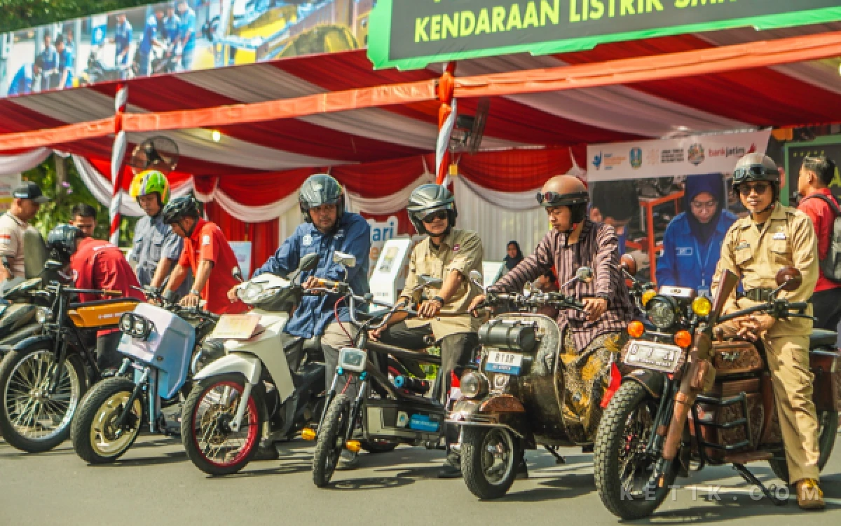 Thumbnail Berita - Berderet di Grahadi, Puluhan Kendaraan Listrik Karya Siswa SMK Curi Perhatian saat Hardiknas 2026