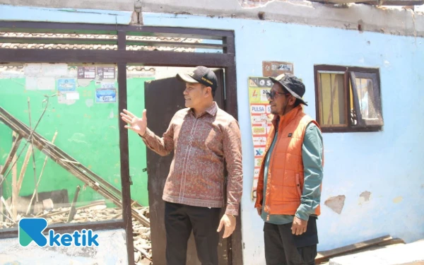 Thumbnail Berita - Rumah Ambruk di Sidoarjo Segera Diperbaiki setelah Didatangi Bupati Subandi