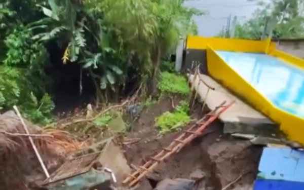 Thumbnail Pohon Tumbang, Kolam Renang Kalimeri di Kabupaten Malang Longsor
