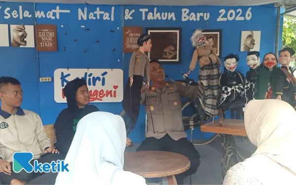Mendalang di Pos Pam, Cara Kapolsek Kediri Kota Sampaikan Imbauan Tahun Baru