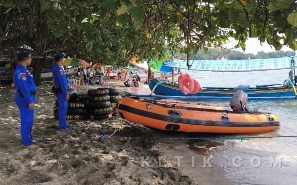 Jaga Keamanan, Satpolairud Polres Situbondo Gelar Patroli di Wisata Bahari Pasir Putih