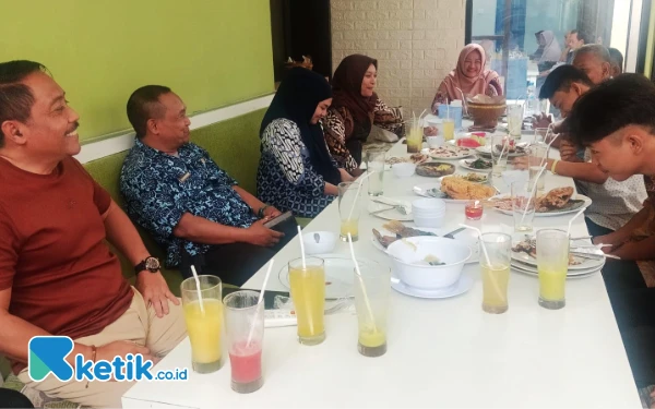 Thumbnail Menyaksikan Kelucuan Makan Bareng Anggota DPRD Sidoarjo dan Penghuni Liponsos  Sidoarjo