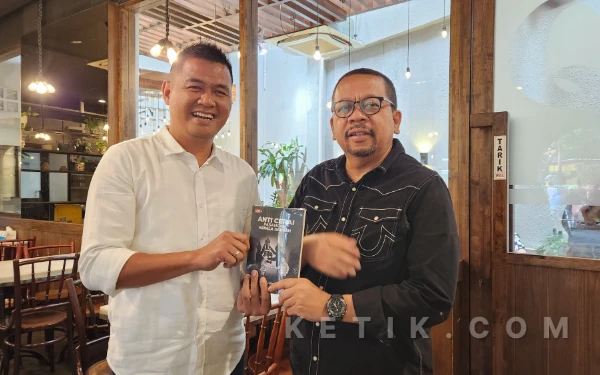 Disodori Buku Anti Cerai Pasangan Kepala Daerah, Kepala KSP M Qodari Beri Apresiasi
