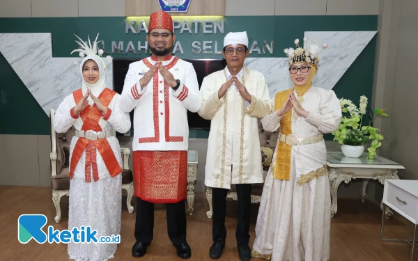 Thumbnail Berita - Pemda Halsel Gelar Upacara Peringatan Hardiknas 2025, Ragam Pakaian Adat Ditampilkan