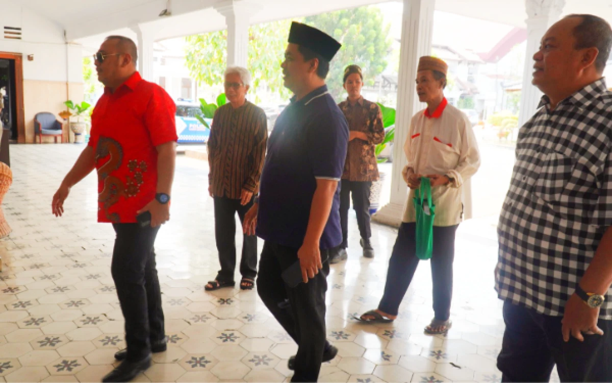 Thumbnail Berita - Singgah di Kota Tegal, Wamensesneg: Jangan Lupa Nikmati Teh Poci dan Soto Tauco yang Khas