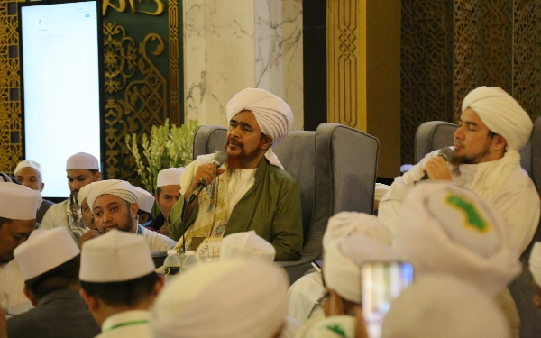 Jemaah Banjiri Masjid Al-Akbar Surabaya Menyimak Nasihat Habib Umar Ulama Terkemuka Dunia