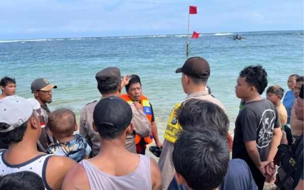 Thumbnail Berita - 3 Santri dari Mojokerto Hilang Terseret Ombak Pantai Balekambang di Kabupaten Malang