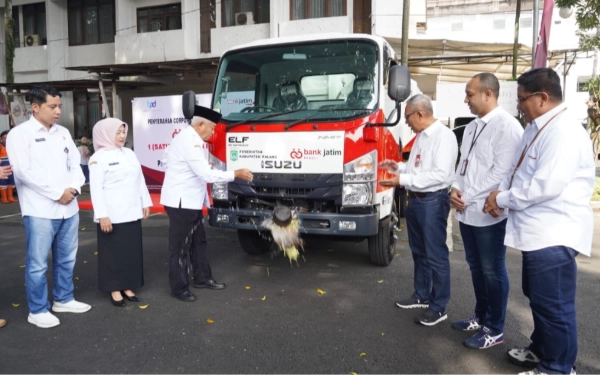 Thumbnail Atasi Persoalan Sampah, Bupati Malang Terima 1 Unit Arm Roll Truck dari Bank Jatim
