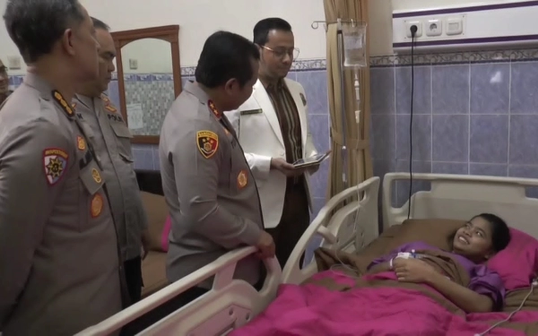 Thumbnail Kapolda Jatim Beri Fasilitas Kesehatan untuk Gadis Difabel Penjual Peyek Viral