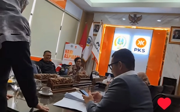 GEBRAK MEJA 2 KALI! Ketua Fraksi PKS "Ngamuk" ke Sekwan DPRD Jatim, Endingnya Bikin Ngakak