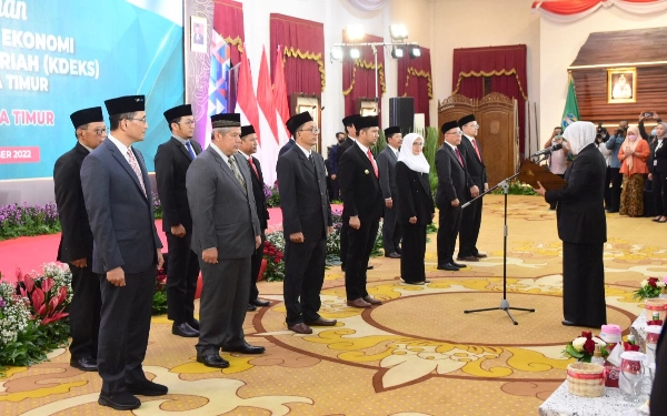 Thumbnail Khofifah Kukuhkan Dewan Komite Daerah Ekonomi dan Keuangan Syari'ah  Jatim