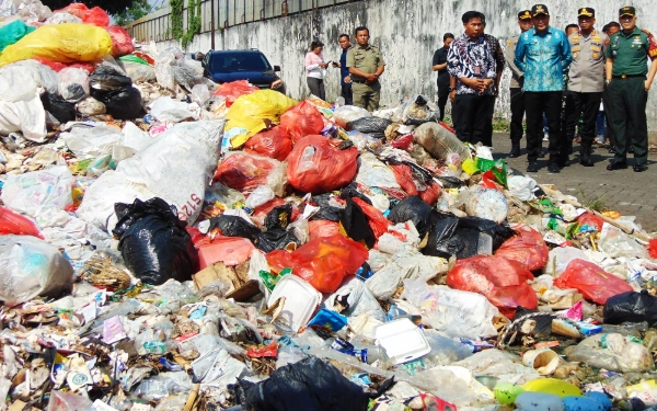 Bupati Subandi Perintahkan DLHK Ambil Alih, Gunung Sampah di Ngampelsari Langsung Bersih