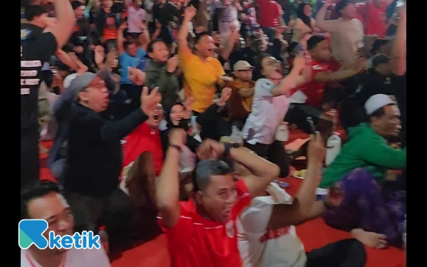 Thumbnail Berita - Nobar di DPRD Jatim Pecah! Meski Kalah, Legenda Bola dan Suporter Yakin Indonesia Lolos Piala Dunia