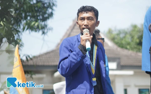 Thumbnail Naiki Truk Sampah, PMII Demo Disparbudpora Pacitan: Desak PAD Tembus Target