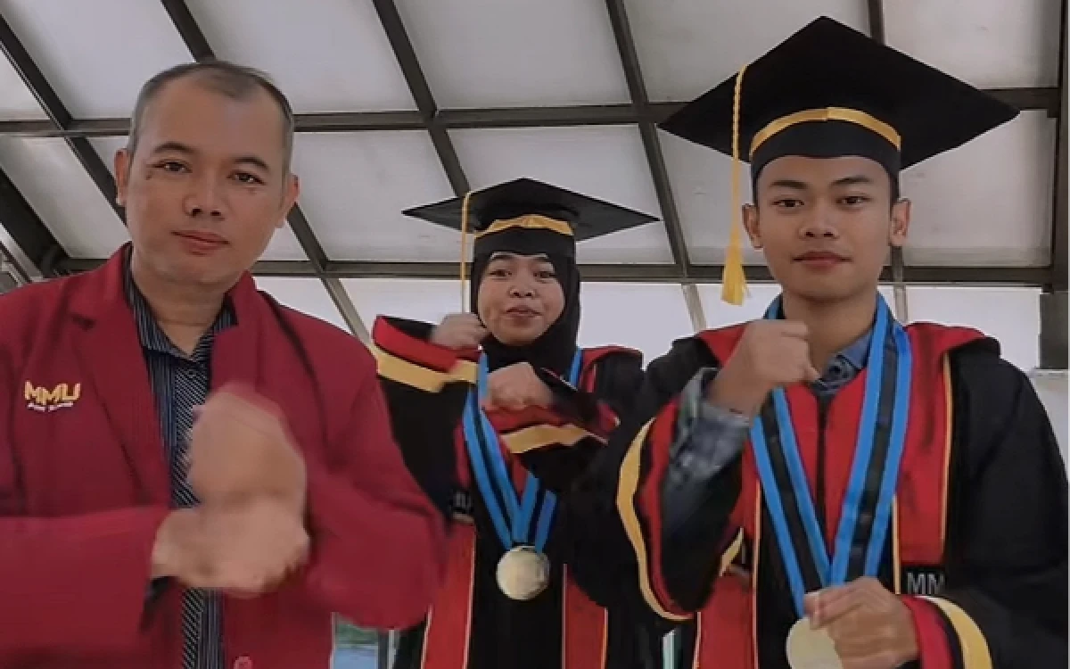 Thumbnail Berita - Bukan Tuai Pujian, Warganet Sebut Toga Baru UMM Malah Mirip Bantengan