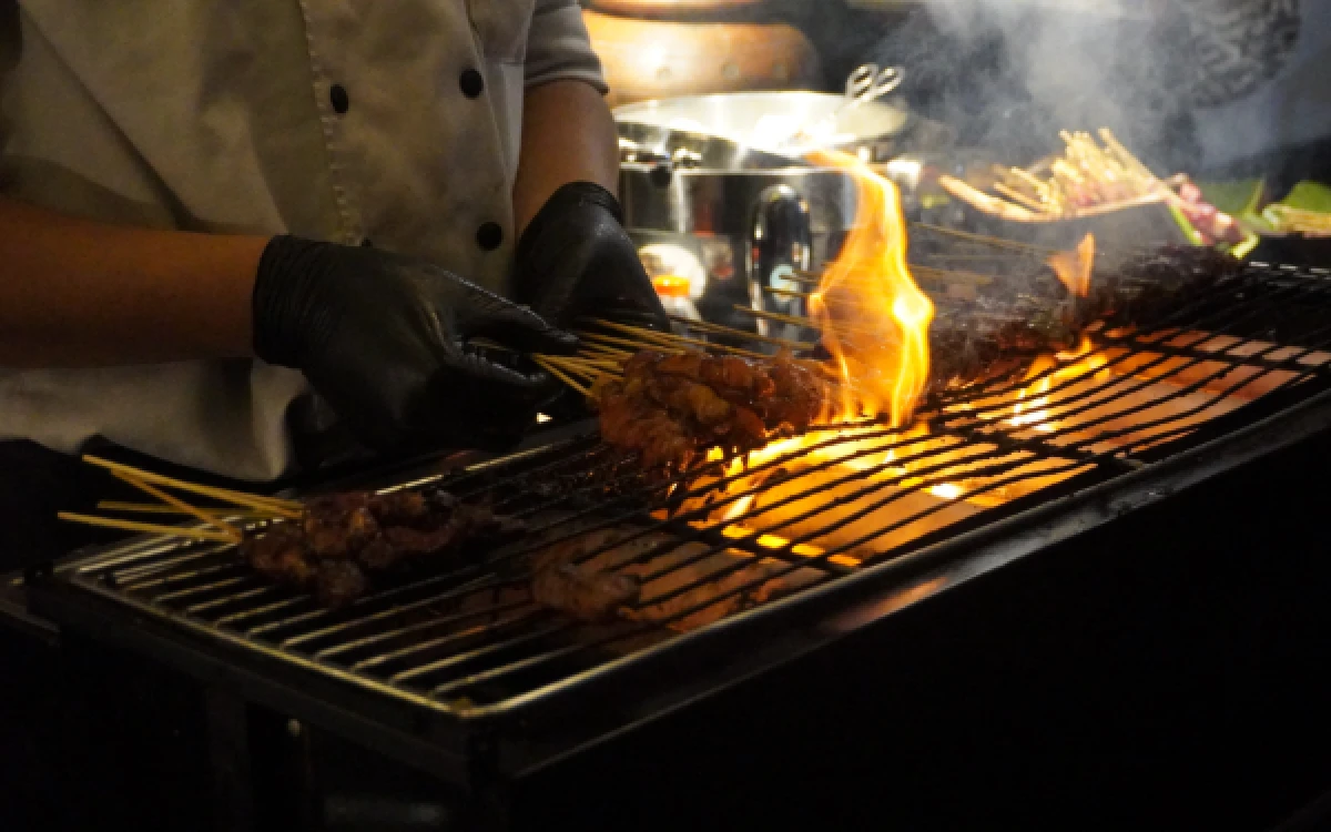 Thumbnail Berita - Hadirkan 20 Lebih Pilihan Sate, Hotel Santika Premiere Malang Berikan Pengalaman Kuliner Bertajuk "Sizzle & Spice"