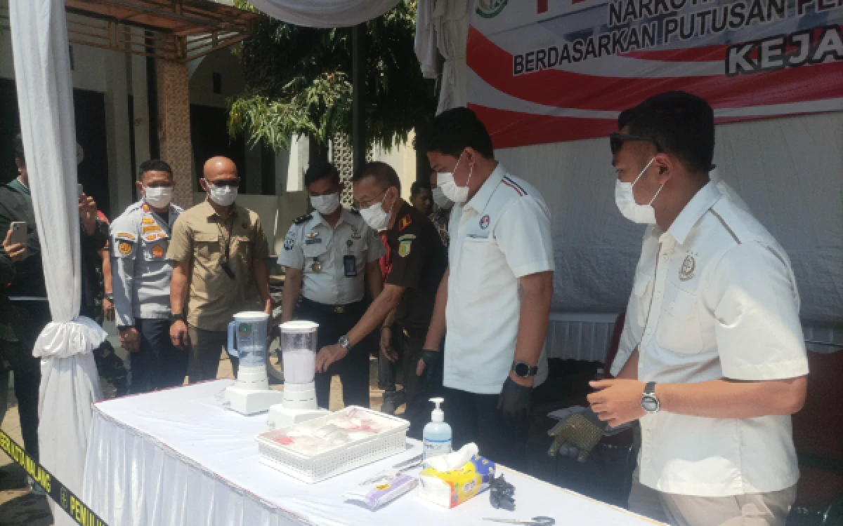 Foto Barang bukti pil double L dan ekstasi saat dimusnahkan oleh Kejari Kota Malang dengan cara diblender, Selasa, 13 Oktober 2026 (Foto : Kukuh/Ketik)