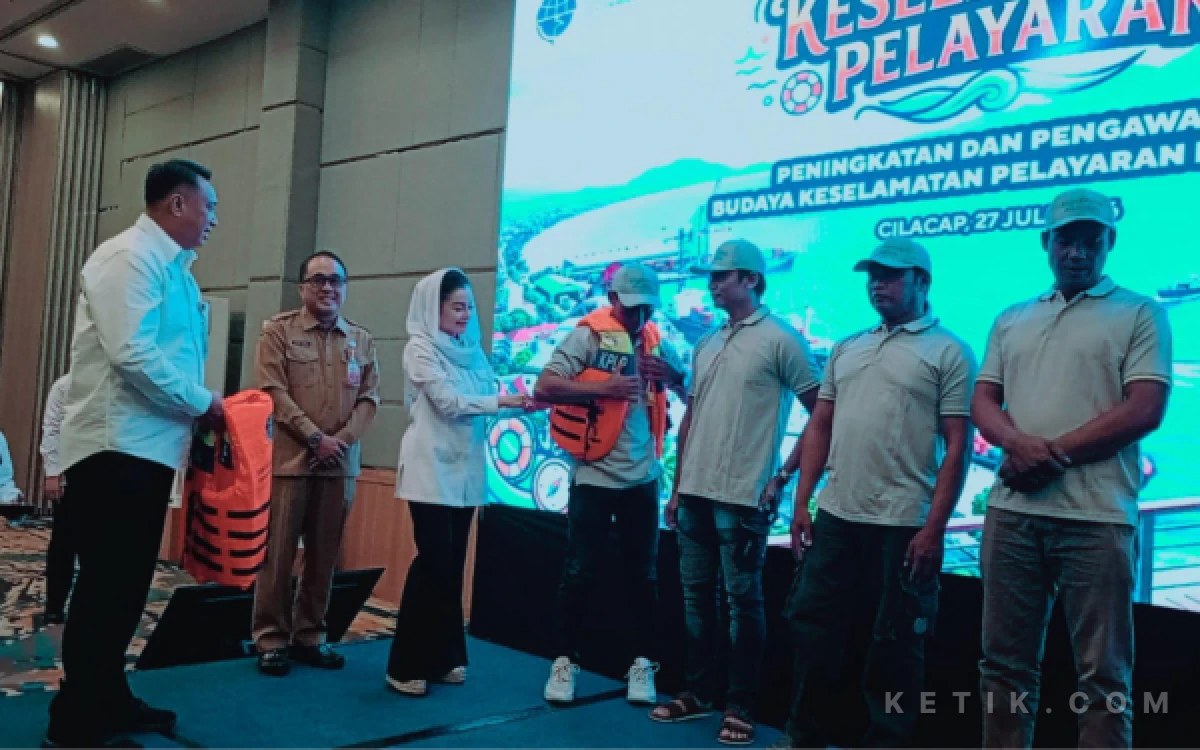 Thumbnail Berita - Kementerian Perhubungan Laut Bersama DPR RI, Novita Wujudkan Zero Accident dan Bagikan 1690 Life Jacket Untuk Nelayan Cilacap