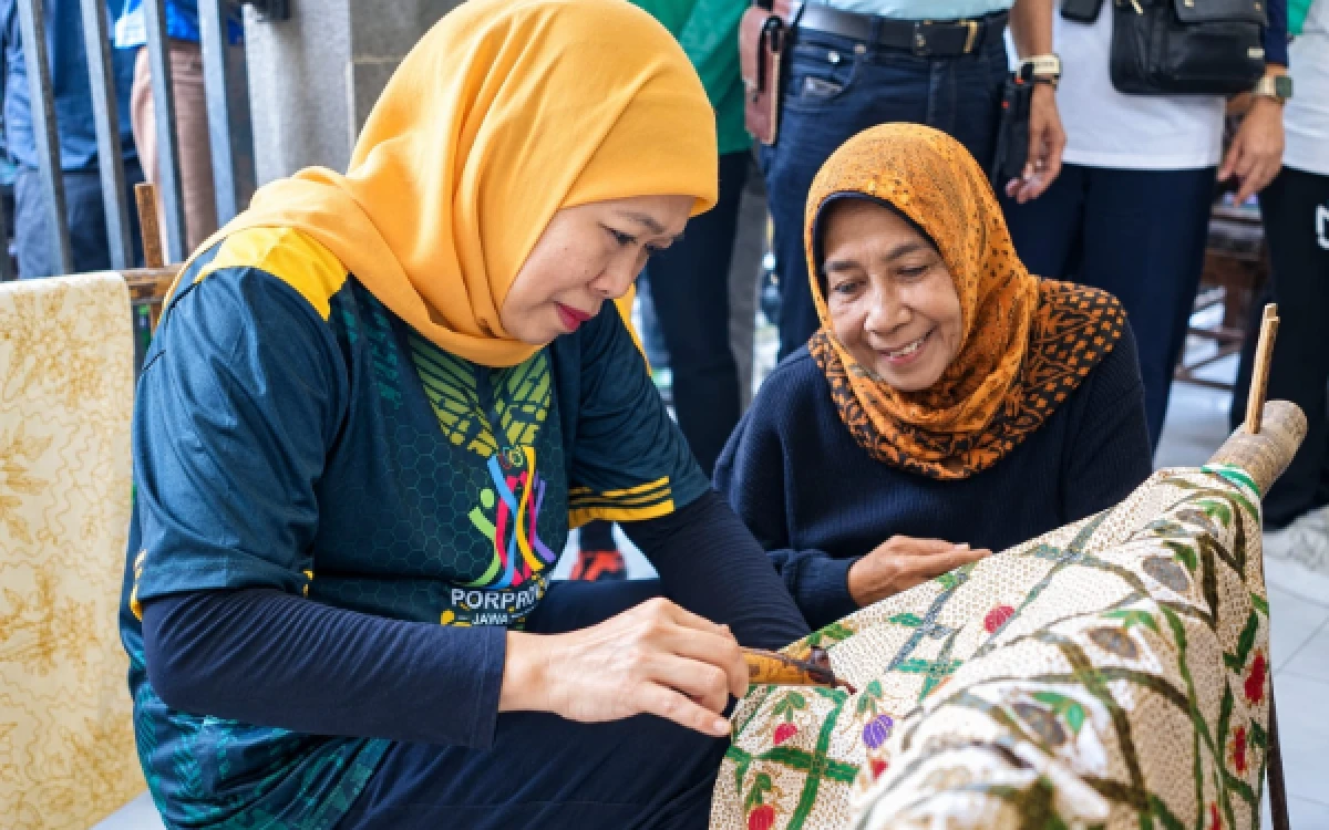 Thumbnail Berita - Hari Batik Nasional, Gubernur Khofifah Ajak Masyarakat Lestarikan Budaya Jawa Timur