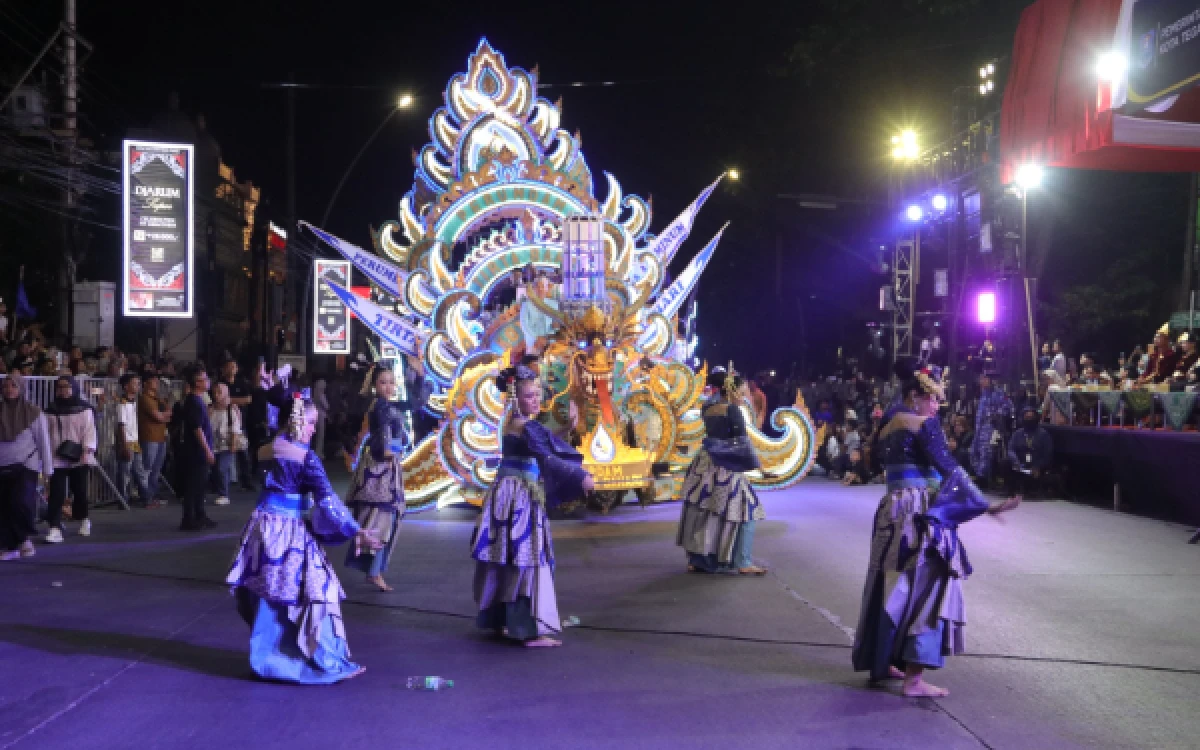 Thumbnail Berita - Memukau Ribuan Warga, Tegal Night Carnival Bertema Harmoni Cahaya Bahari Berlangsung Meriah