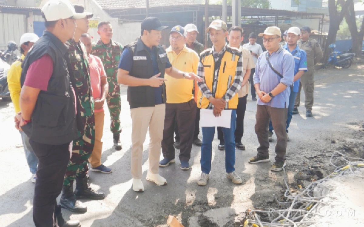 Thumbnail Berita - Sidak Betonisasi Jalan di Krian, Bupati Subandi: Proyek Jangan Terlambat Lagi seperti 2025