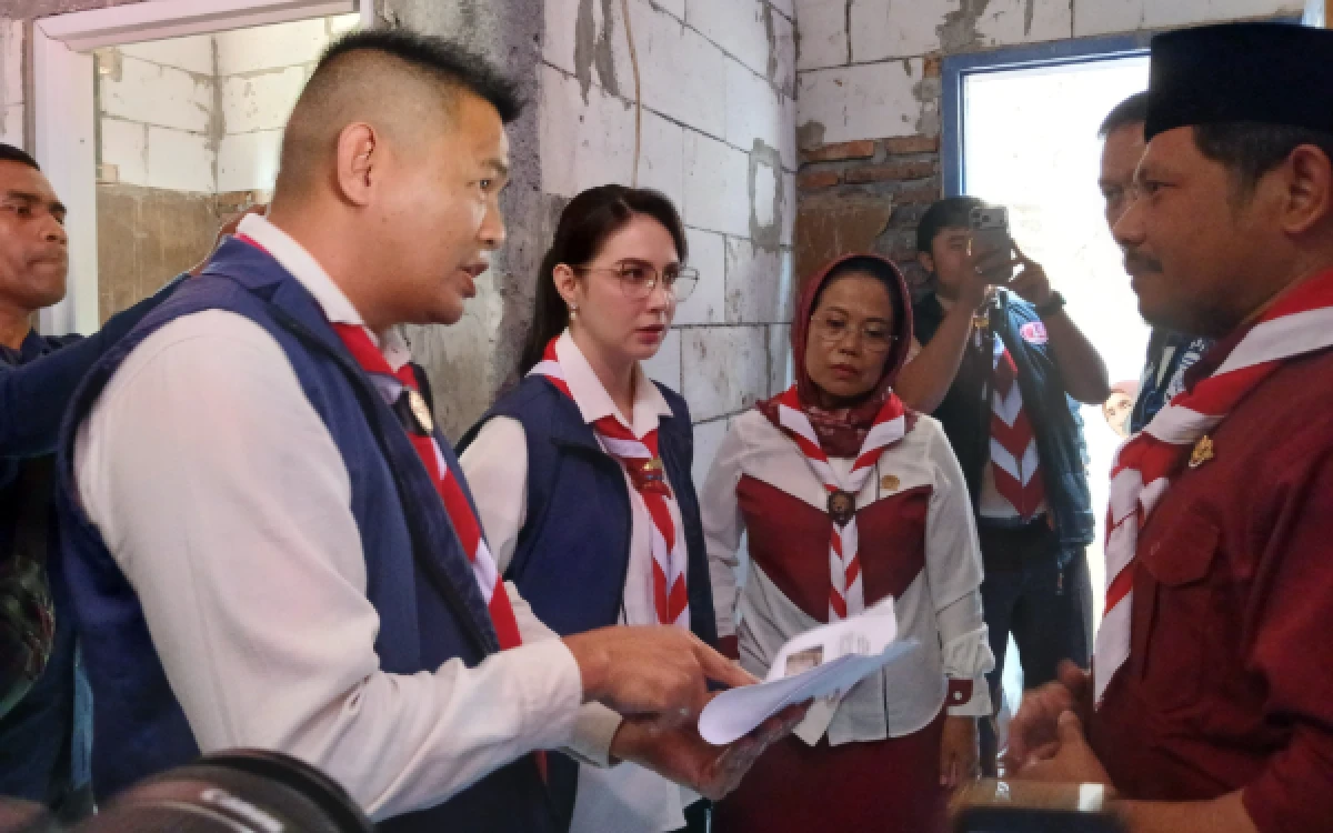 Foto Waka Pembina Anggota Muda Kwarda Pramuka Jawa Timur, Arumi Bachsin didampingi Wakil Sekretaris I Kwarda Gerakan Pramuka Jawa Timur, Kiagus Firdaus saat melihat rumah milik Adhi Darma Sisworo di Kecamatan Kedungkandang Kota Malang yang telah direnovasi lewat gerakan Satu Gugus Depan Satu Renovasi Rumah Tidak Layak Huni (RTLH) yang termasuk dalam program prioritas Perkemahan Wirakarya Kwarda Pramuka Jatim, Jumat, 26 Juni 2026 (Foto : Kukuh / Ketik)