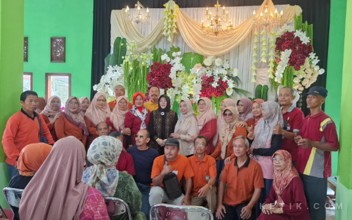 Foto Prof Istiana Hermawati, saat diapit oleh puluhan rekan seangkatan masa sekolahnya di SPG Sragen dalam acara syukuran gelar Profesor Riset BRIN. (Foto: Fajar R/Ketik.com)