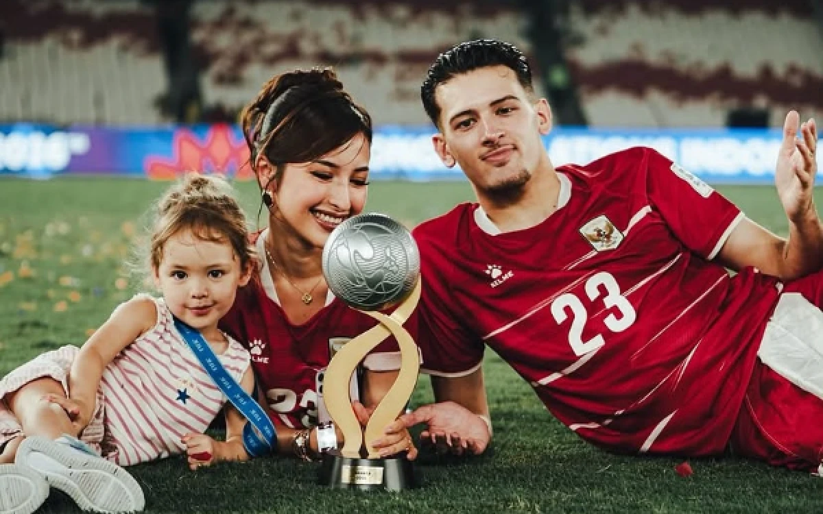 Thumbnail Berita - Jennifer Hubner Bagikan Momen Hangat Rayakan Kemenangan Timnas Indonesia Bersama Keluarga