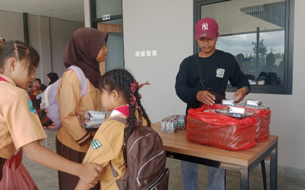 Foto Bagikan snack kepada siswa siswi sd di lingkar tambang