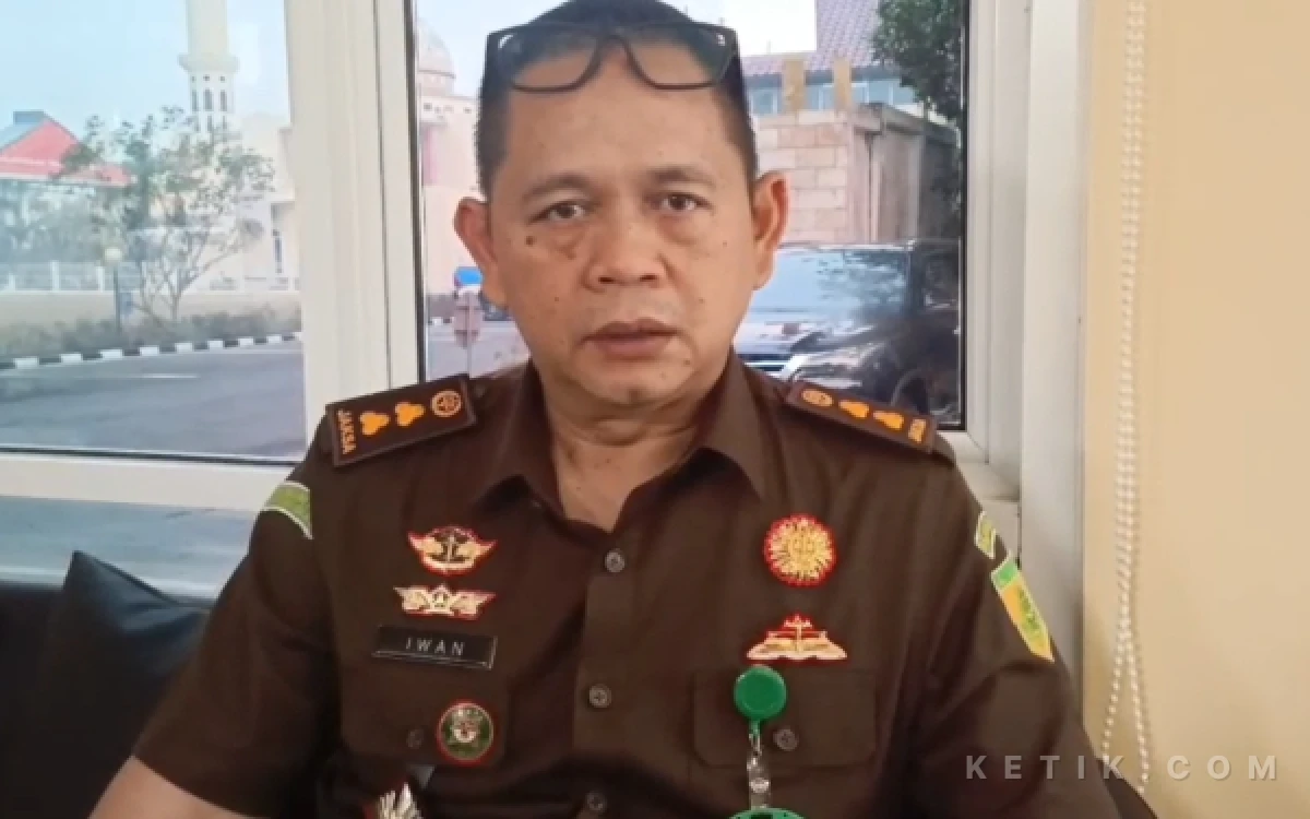 Foto ‎Kasipenkum Kejati Sumsel Iwan Setiadi memberikan keterangan kepada awak media terkait alasan delapan terdakwa perkara dugaan korupsi fasilitas kredit PT BSS dan PT SAL tidak dilakukan penahanan, Senin 28 September 2026. (Foto: M Nanda/Ketik.com)