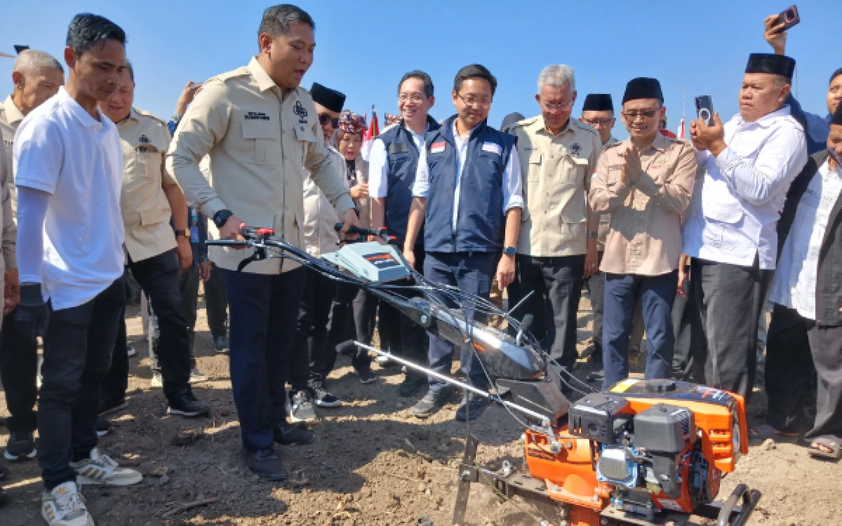 Thumbnail Berita - Wamentan Sudaryono Serahkan Alsintan untuk Petani Jatim, Dorong Pertanian Makin Modern