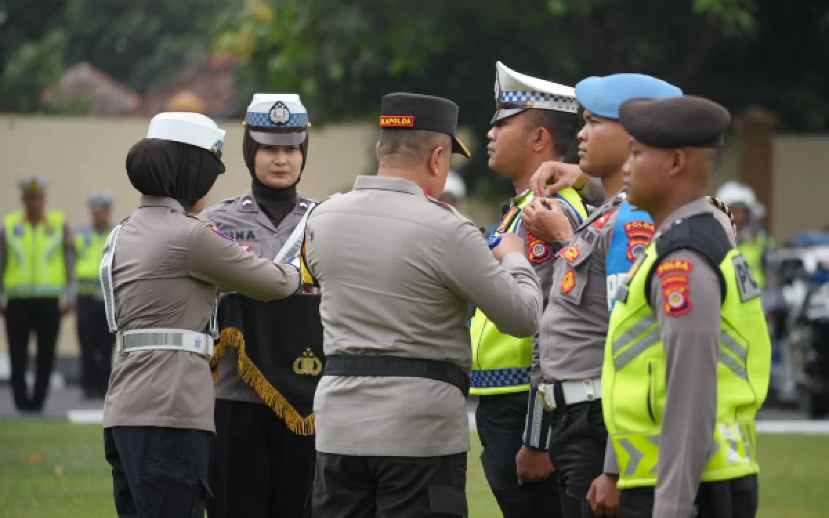 Foto Kapolda DIY menyematkan pita tanda dimulainya Operasi Patuh Progo 2026 kepada perwakilan personel gabungan di Halaman Mapolda DIY. Penandaan ini mengawali giat penertiban lalu lintas yang berlangsung dari 26 Oktober hingga 8 November 2026. (Foto: Bidhumas Polda DIY)