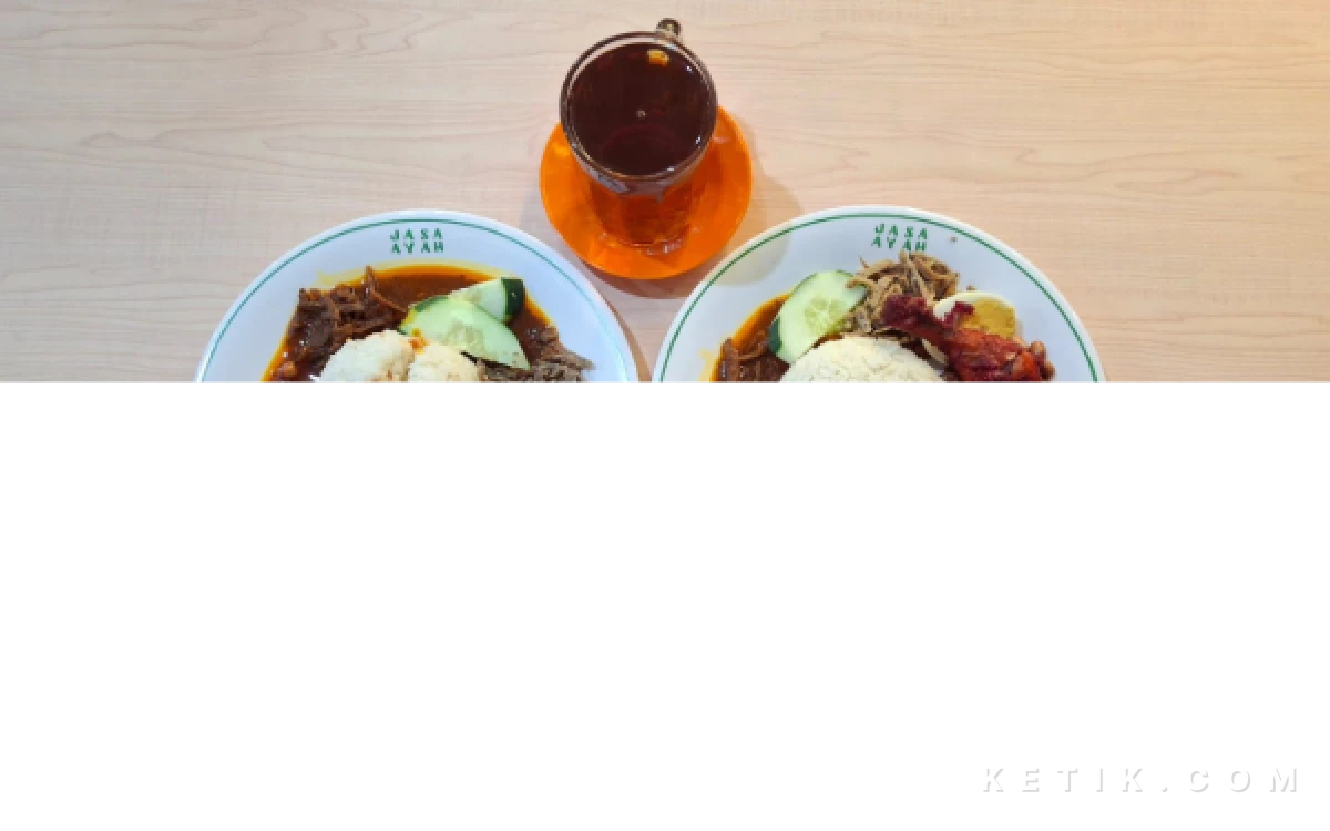 Foto Dua porsi nasi lemak dengan ayam goreng melayu dan dua gelas teh di Nasi Lemak Jasa Ayah di atas meja pelanggan pada Sabtu,  22 Agustus 2026. (Diyah Agustin Mayangkara/ketik.com)