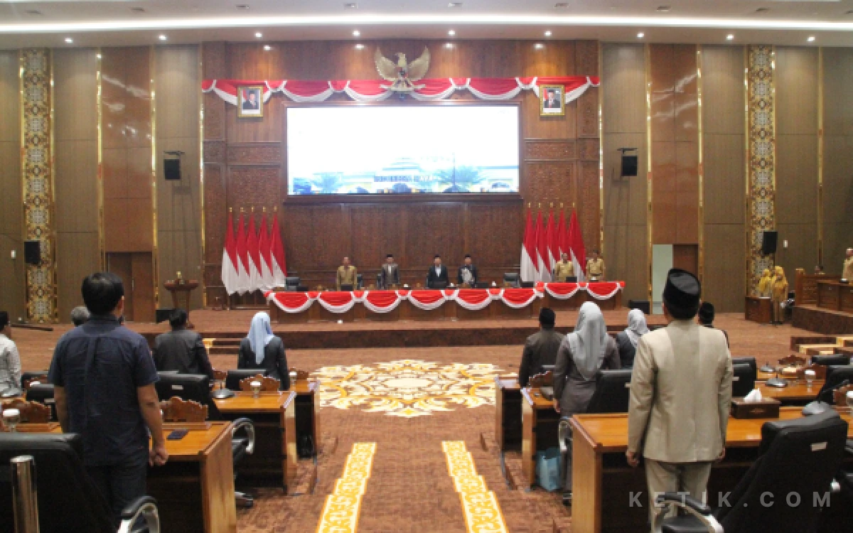 Foto Ketua DPRD Bojonegoro H Abdulloh Umar, S.P.d. didampingi oleh wakil ketua DPRD Bojonegoro H Sahudi,S.E. M.H., wakil ketua DPRD Bojonegoro Bambang Sutriyono, dan Bupati Bojonegoro H Setyo Wahono. (Foto Sukiman ketik com)