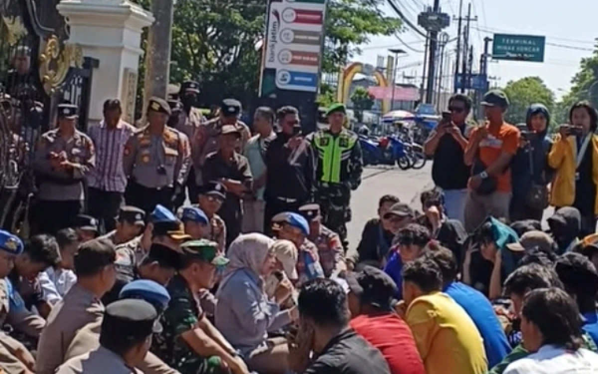 Thumbnail Berita - Tolak Kenaikan BBM hingga Soroti Program MBG, Mahasiswa Lumajang Demo DPRD