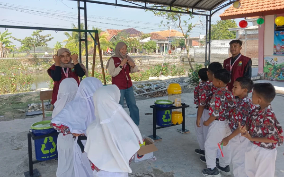Foto Mahasiswa KKN UINSA bersama Siswa-siswi SDN Somosari sedang melakukan Praktik Pemilahan sampah Organik dan Anorganik pada Rabu, 15 Juli 2026 (Foto: Dokumentasi Tim PDD KKN 63 UINSA)
