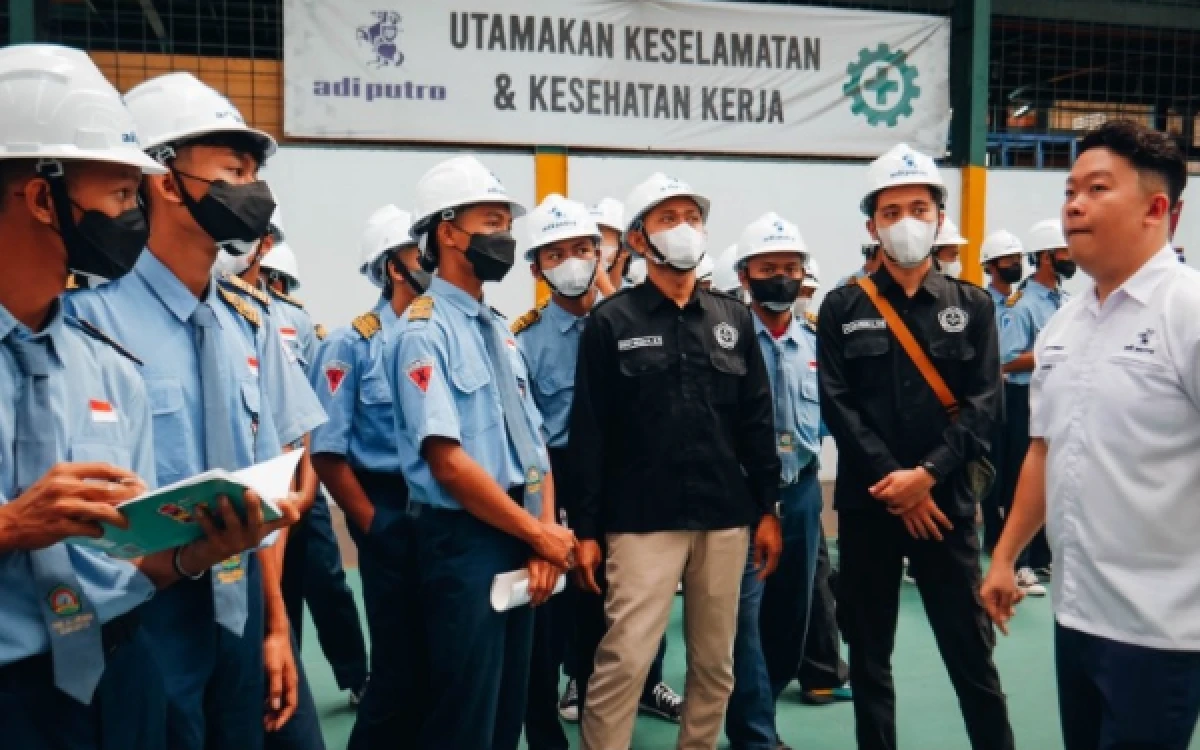 Thumbnail Berita - Perluas Wawasan, SMK Al Hikmah Sumobito Kunjungi Karoseri Adiputro dan ITN Malang