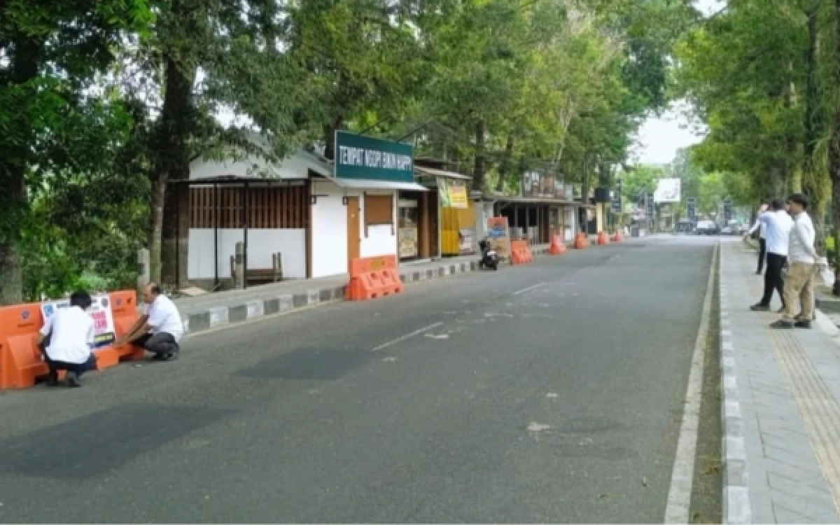 Foto Suasana penataan fasilitas pembatas jalan dan area tertib lalu lintas di sepanjang kawasan kuliner Jalan Eks PJKA Sleman. (Foto: Dishub Sleman)