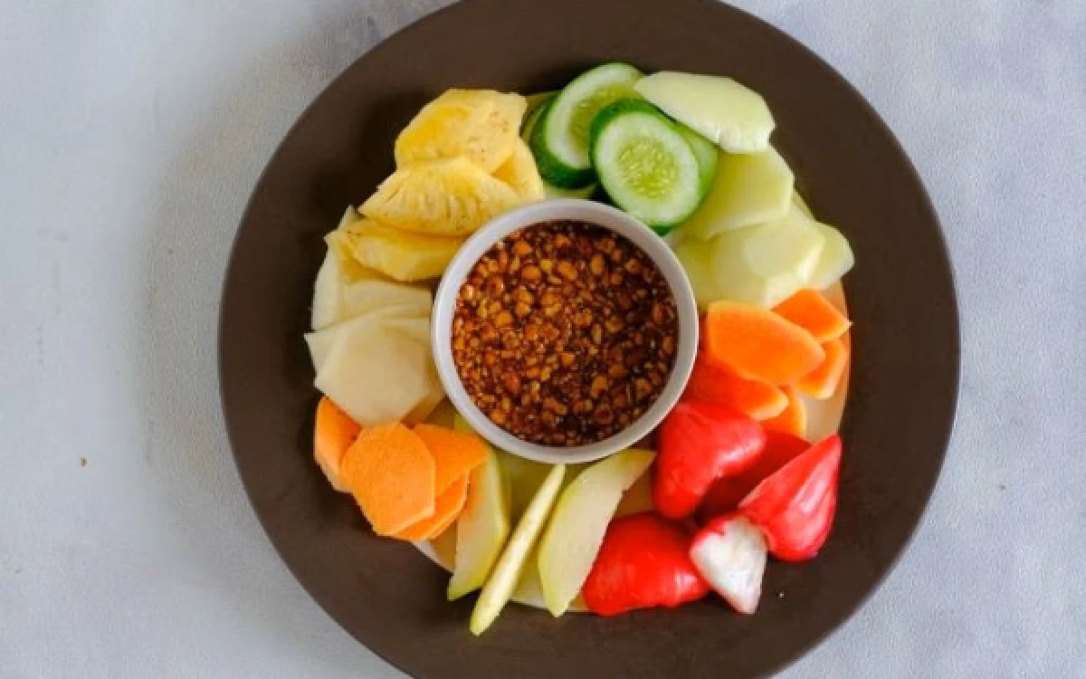 Thumbnail Berita - Tak Hanya Enak dan Lezat, Rujak Buah Ternyata Punya 10 Manfaat Kesehatan