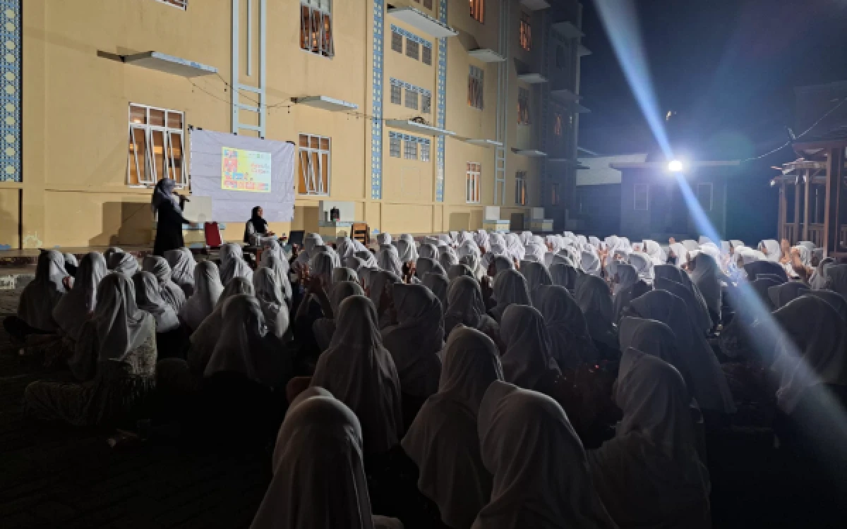 Foto dosen mata kuliah Bahasa Indonesia UIN Maulana Malik Ibrahim Malang sekaligus Founder Saung Kanak Nusantara, Rizka Amaliah sedang mengajar materi Pentigraf kepada 230 santriwati Imaroh As-Shofwah Sukorejo, Situbondo pada Rabu, 1 Juni 2026. (Foto: Istimewa)
