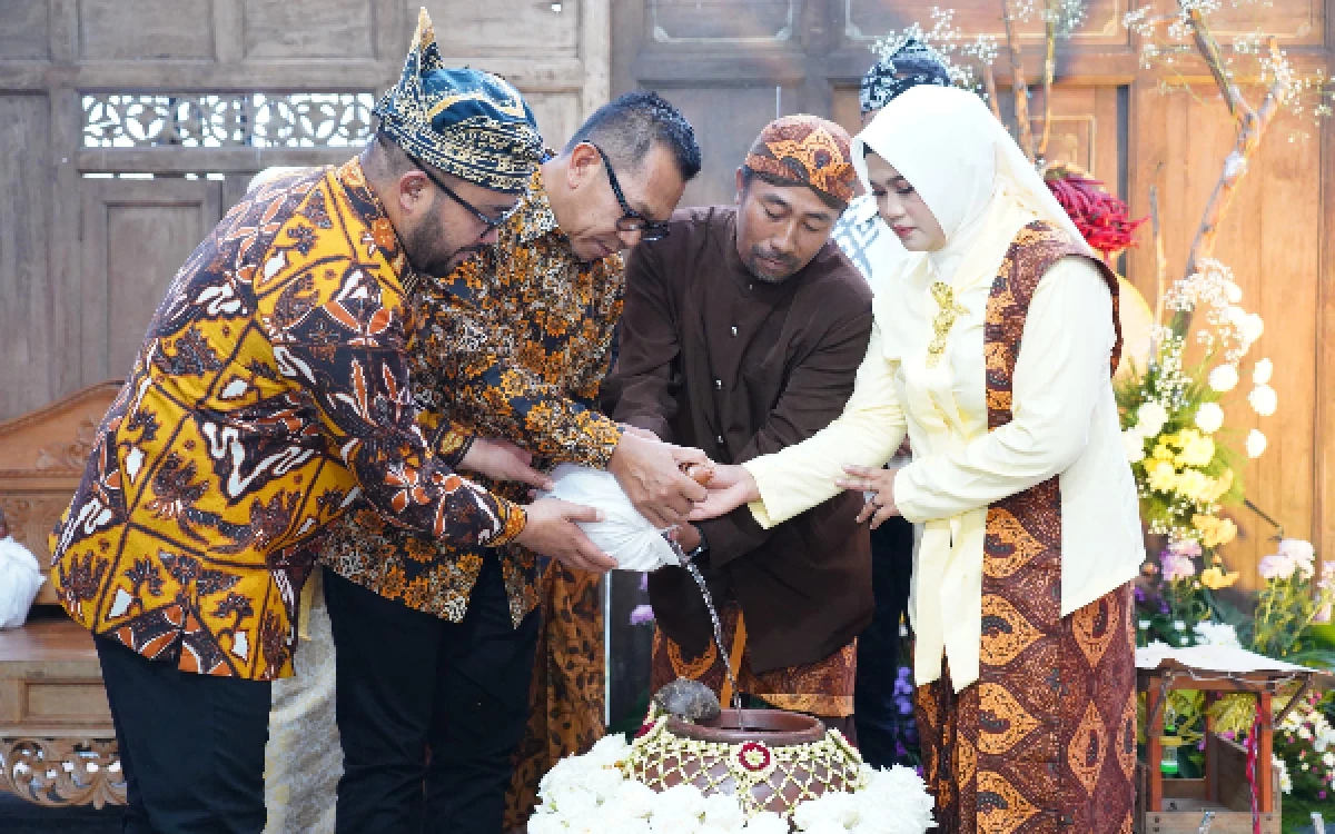 Thumbnail Berita - Wali Kota Cak Nur Hadiri Merti Bumi Desa Tulungrejo, Ajak Warga Rawat Warisan Budaya