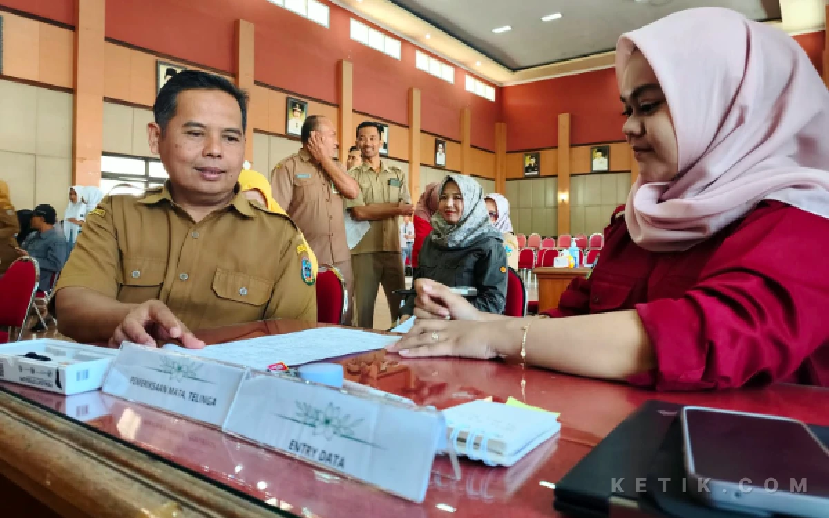 Foto Kabag Kesra Pemkab Pacitan, Ali Basit, saat mengikuti sesi pemeriksaan mata dan telinga dalam acara Cek Kesehatan Gratis (CKG) di Gedung Karya Darma Pacitan, Selasa, 22 September 2026.